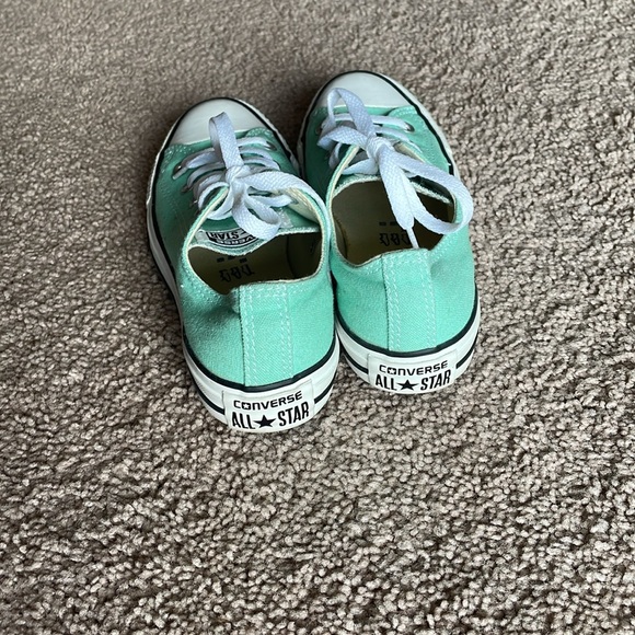 Women’s Size 6 Converse - Picture 2 of 4